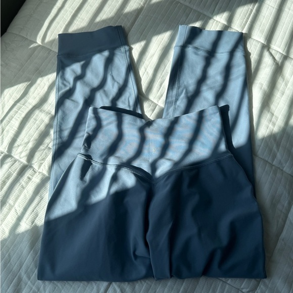 Old Navy active light blue cropped leggings with pockets - Picture 2 of 6